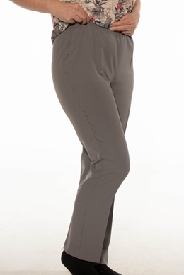  Brandtex bukser med elastik i taljen i grå til damer. Model Anna med rummelig pasform. Sommerstof